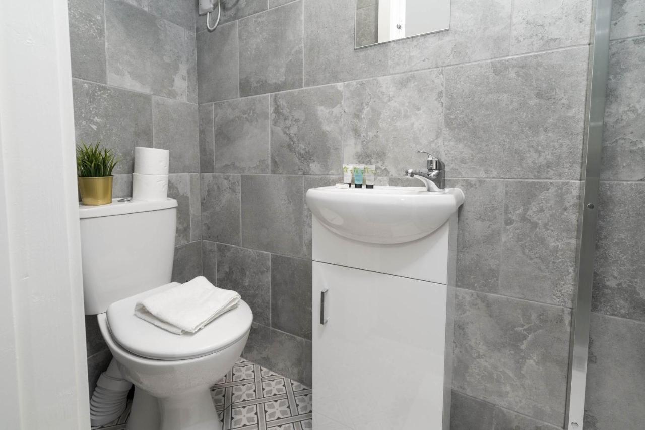 HAUS New 2 Bedroom Apartment l Ensuites l Smart TVS l WIFI l Netflix l Bearwood Birmingham Extérieur photo