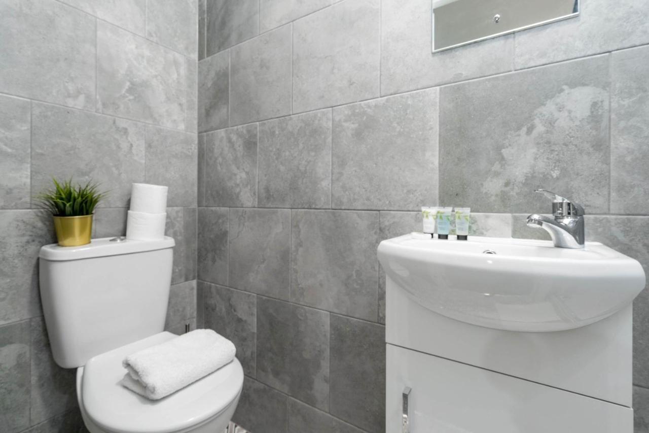 HAUS New 2 Bedroom Apartment l Ensuites l Smart TVS l WIFI l Netflix l Bearwood Birmingham Extérieur photo
