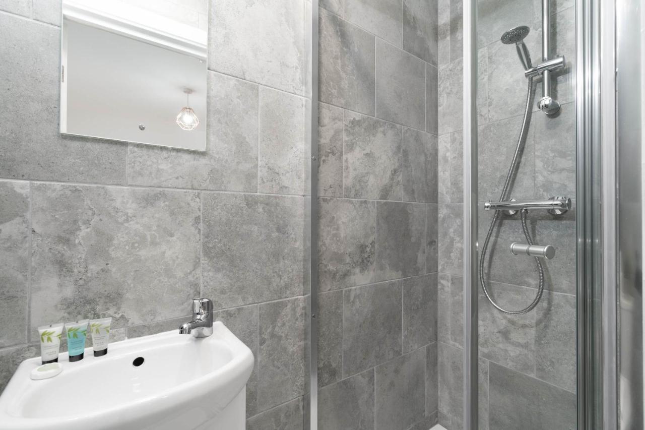 HAUS New 2 Bedroom Apartment l Ensuites l Smart TVS l WIFI l Netflix l Bearwood Birmingham Extérieur photo